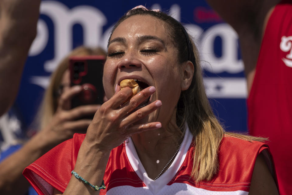 Miki Sudo come un "hot dog" durante el famoso concurso de Nathan's, el martes 4 de julio de 2023, en Coney Island, Nueva York. (AP Foto/Yuki Iwamura)