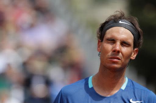 El tenista español Rafael Nadal se lamenta durante el partido de cuartos de final del torneo de Montecarlo contra su compatriota David Ferrer, frente al que cayó por 7-6 y 6-4, el 18 de abril de 2014 (AFP | JEAN CHRISTOPHE MAGNENET)