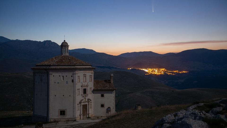 Cometa Neowise brillando sobre la Iglesia de Santa Maria della Pietà en Rocca Calascio, Italia, el 11 de julio.