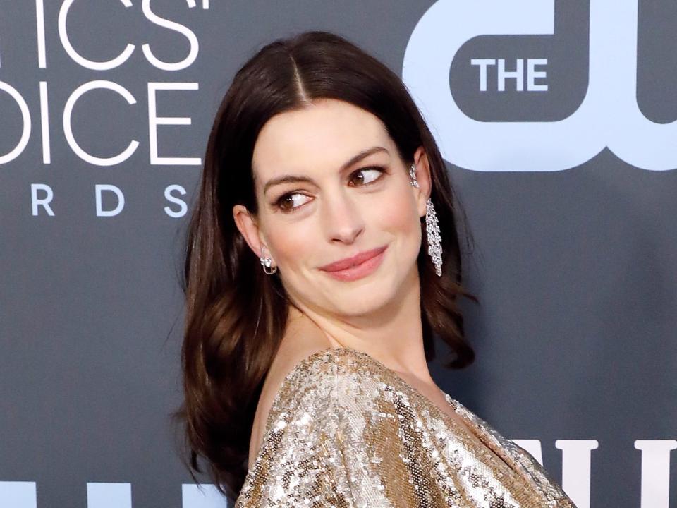 Anne Hathaway attends the 25th Annual Critics' Choice Awards at Barker Hangar on January 12, 2020 in Santa Monica, California