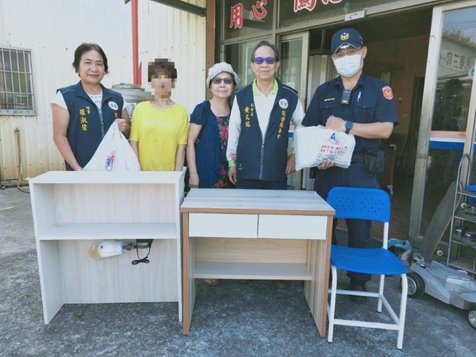 東港警分局新園分駐所警員李昭慶（右一）關懷轄區內弱勢家戶，特別連繫善心人士前往新園鄉弱勢家庭致贈書桌及民生物資。（記者鄭伯勝翻攝）