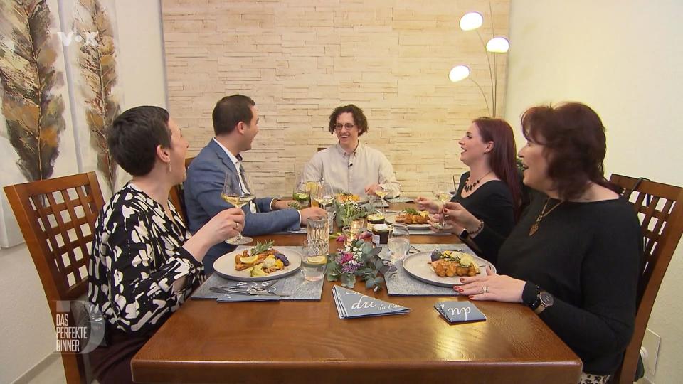 Die Gäste freuen sich, dass Thomas bei der Hauptspeise ins Schwitzen gekommen ist, von links: Ilka, Domenik, Gastgeber Thomas, Jess und Mechthild.
 (Bild: RTL)