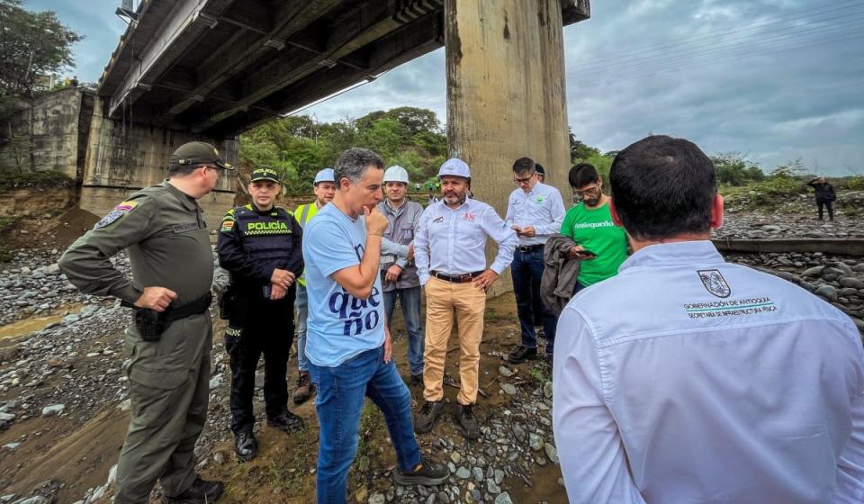 Gobernador de Antioquia y equipo evalúan afectaciones sobre el rio Tonusco. Foto: @GobAntioquia