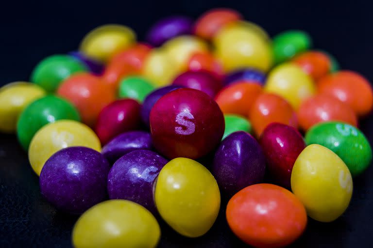 Retiran Skittles y Salvavidas por riesgo de hebra de metal en gomitas