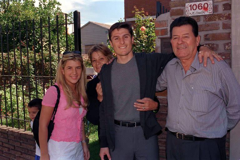 Los orígenes de Javier, frente a la casa de Dock Sud en una producción de LA NACION, junto con Paula, su mamá Violeta (falleció en 2011) y su padre Rodolfo