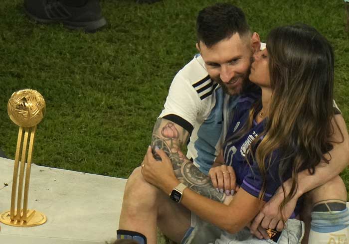 Messi y Antonella tras ganar el Mundial