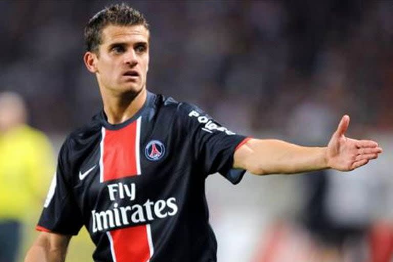 Rothen jugó la mayor parte de su carrera con Mónaco y PSG, para quienes obtuvo dos Copas de la Liga, una Copa de Francia y alcanzó una final de Champions League, en 2004. Además representó a la selección francesa en la Eurocopa de ese año