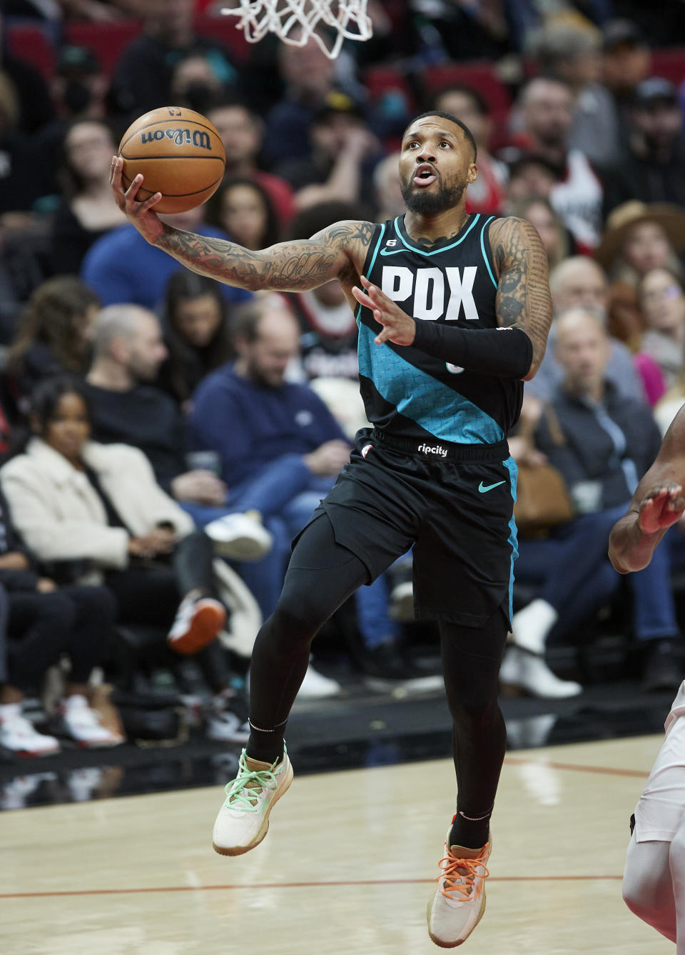 El base de los Trail Blazers de Portland Damian Lillard avanza para tirar de bandeja en el encuentro ante los Pacers de Indiana el domingo 4 de diciembre del 2022 (AP Foto/Craig Mitchelldyer)