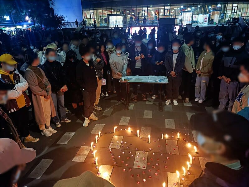 成都西南交通大學的學生舉辦的燭光紀念儀式，哀悼烏魯木齊火災事件。(Photo on Wiki Commons)