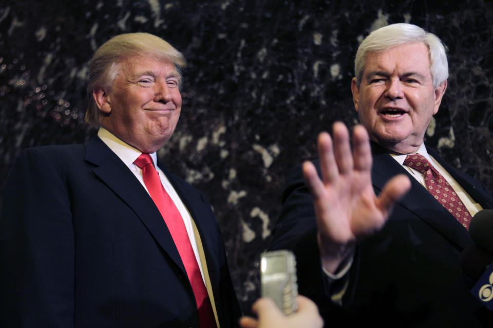 ARCHIVO - Donald Trump sonríe junto al aspirante a la candidatura presidencial republicana Newt Gingrich en Nueva York el 5 de diciembre del 2011. Después de dar la impresión de que Trump daría su respaldo a Gingrich, optó finalmente por favorecer a su rival Mitt Romney el jueves 2 de febrero del 2012 (AP Foto/Seth Wenig, Archivo)