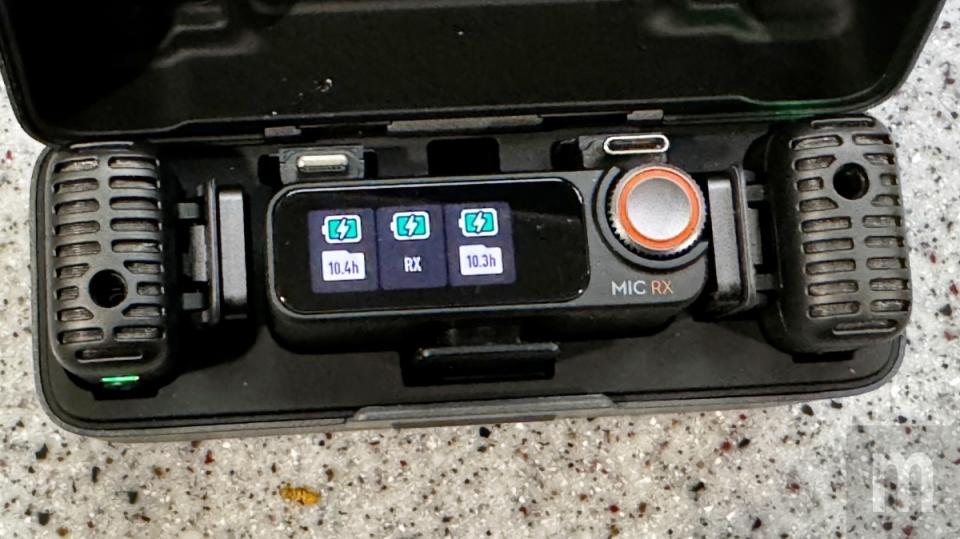 ▲麥克風、接收器與兩款轉接配件，以及固定麥克風用的磁鐵配件都能簡單收納在充電盒內，並且進行充電