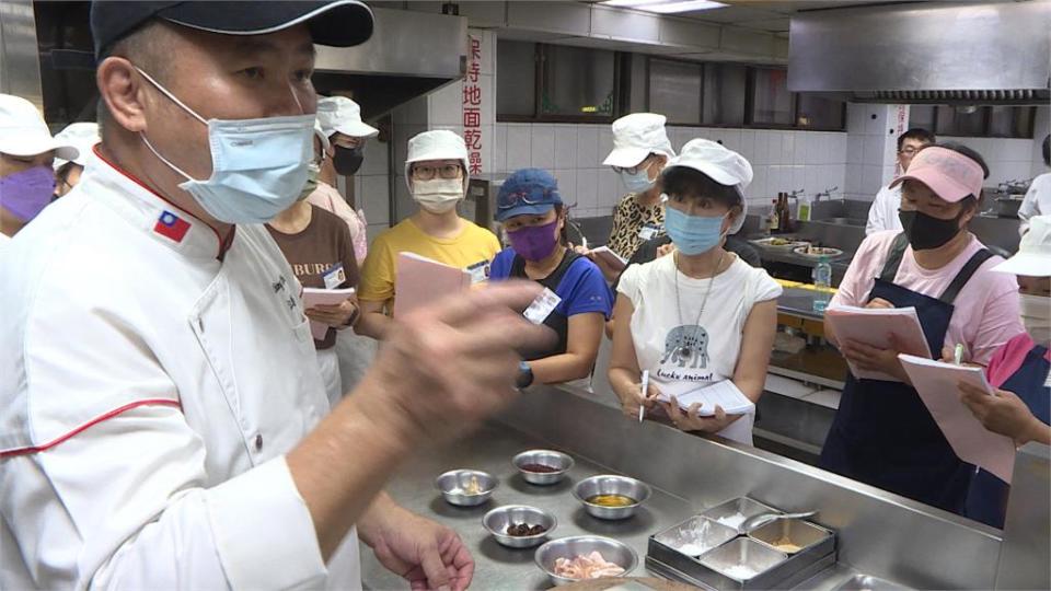 康樂街牛肉湯收2名學徒傳承美味  月子調理餐飯店主廚不藏私