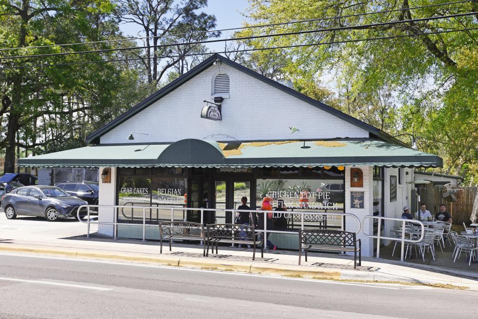 Lunchtime at the original Metro Diner on Hendricks Avenue, March 7, 2018.  [Bob Self/Florida Times-Union]