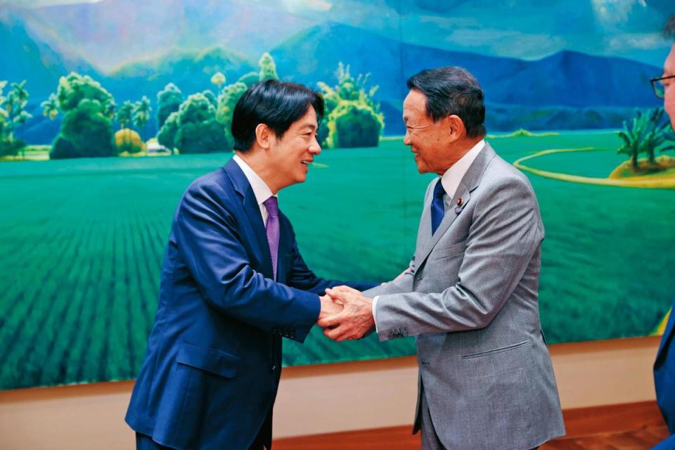 賴清德（左）擔任副總統後，與各國訪賓多有互動，圖右為日本自民黨副總裁麻生太郎。（翻攝總統府Flickr）