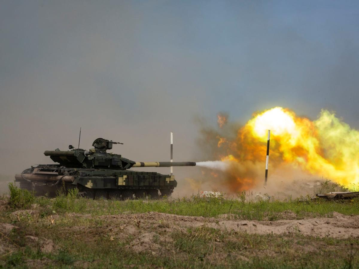Украйна удари Русия с една от собствените си ценени тактики - превръщането на стар пленен танк в гигантска търкаляща се бомба