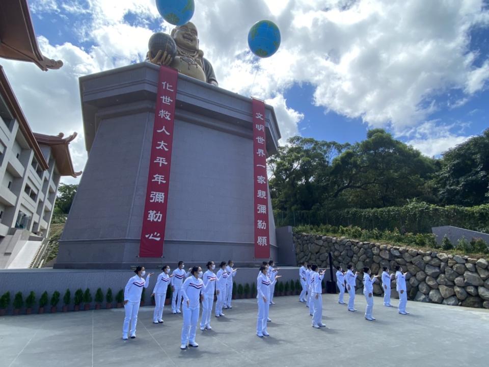 殿外彌勒佛總高30尺，由150片青銅拼接而成。   圖：新北市民政局提供