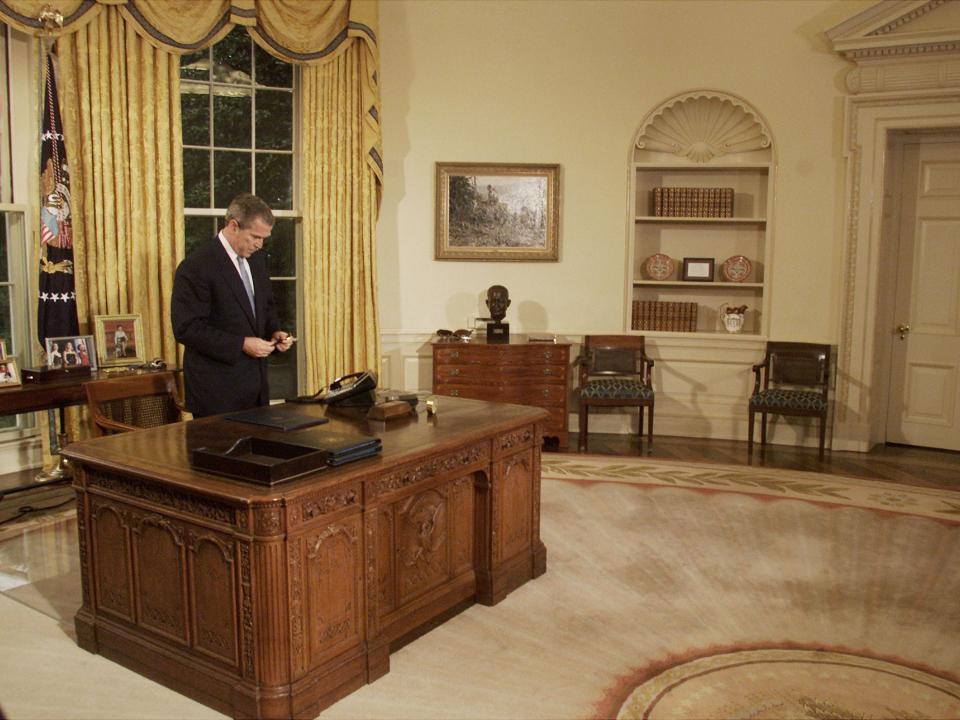 The Oval Office in 2001 decorated in neutral tones