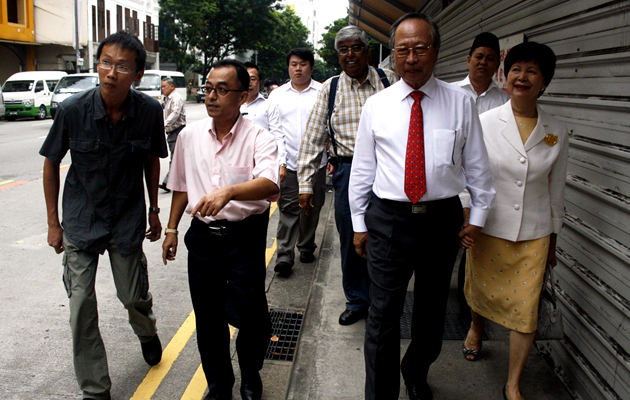 Dr Tan Cheng Bock walking from the Elections Department to the press conference with his wife. (Yahoo!)