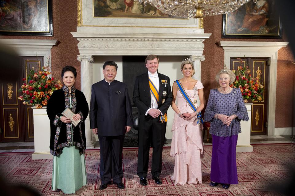 China's President Xi Jinping, second left, his wife Peng Liyuan, left, Dutch King Willem Alexander, center, Queen Maxima, second right, and Princess Beatrix, right, pose for the official photo at the royal palace in Amsterdam, Netherlands, Saturday March 22, 2014. Xi is on a two-day state visit ahead of the March 24 and 25 Nuclear Security Summit in The Hague. (AP Photo/Peter Dejong)