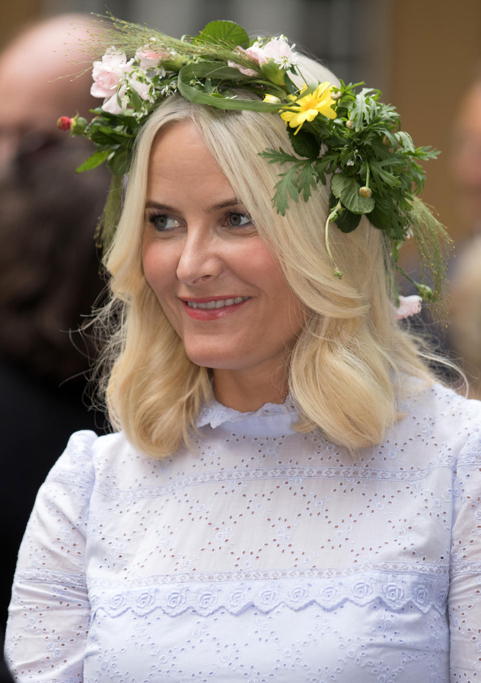 Im Herzen ist Kronprinzessin Mette-Marit ein naturverbundener Hippie. Sie ist natürlich und mag kein großes Make-up. Meistens sieht man sie sehr dezent geschminkt. Heute hat sie ihren eigenen Style gefunden: Schlicht, gepaart mit auffälligen Accessoires.