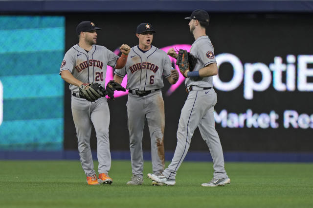 Astros catch first pitch from moms on Mothers Day