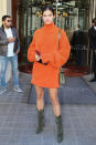 <p>So stylt man Oversized sexy: Model Sara Sampaio trägt ihren XXL-Pulli „unten ohne“, sprich ohne Hose. Wichtig bei diesem Look sind geschlossene Schuhe, um nicht zu nackig aussehen. (Bild: ddp) </p>