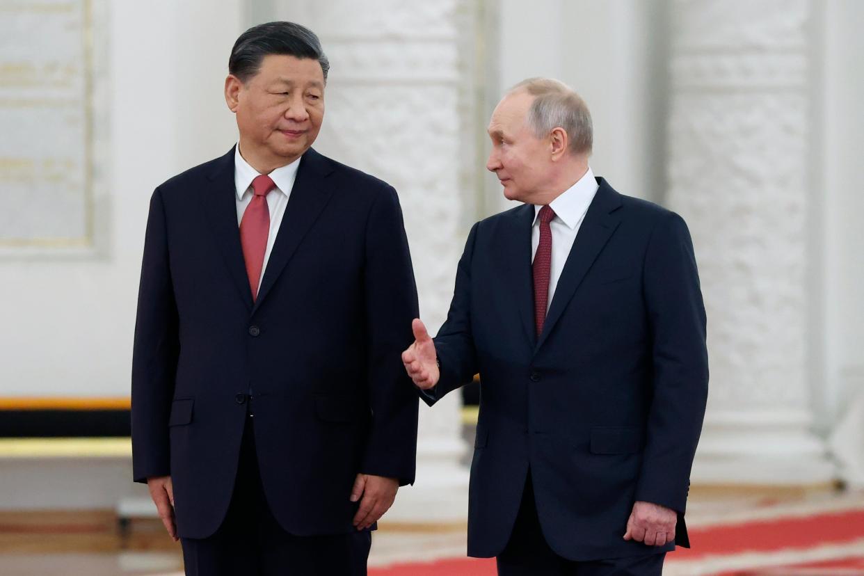 Russian president Vladimir Putin speaks to Chinese president Xi Jinping (Sputnik)