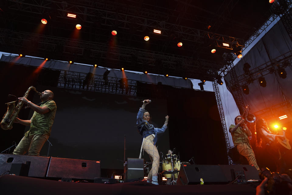 Catalina García, vocalista de Monsieur Periné, durante su presentación en el festival Vive Latino en la Ciudad de México el domingo 19 de marzo de 2023. (Foto AP/Fernando Llano)