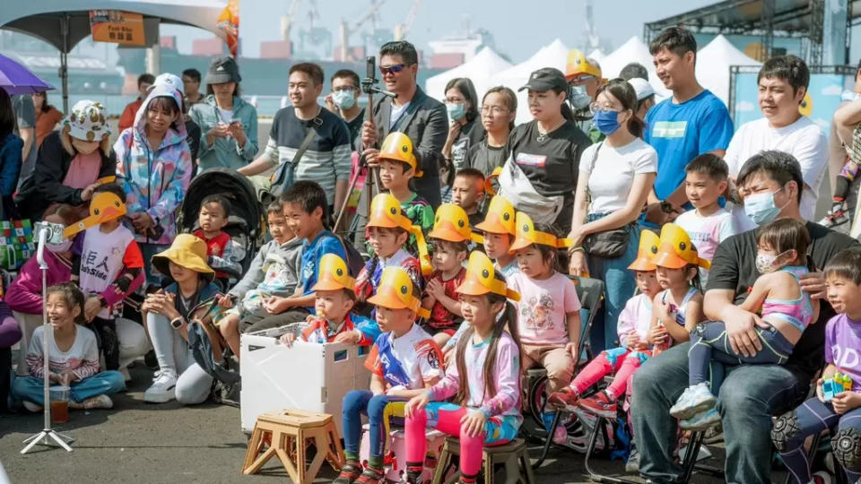 除滑步車賽事可參與外，另有親子體適能闖關賽，考驗親子默契與運動能力，周邊規劃有趣的話劇表演、市集以及音樂演出等，讓寬闊的港區成為小朋友的遊樂園。 高雄市政府運動發展局提供