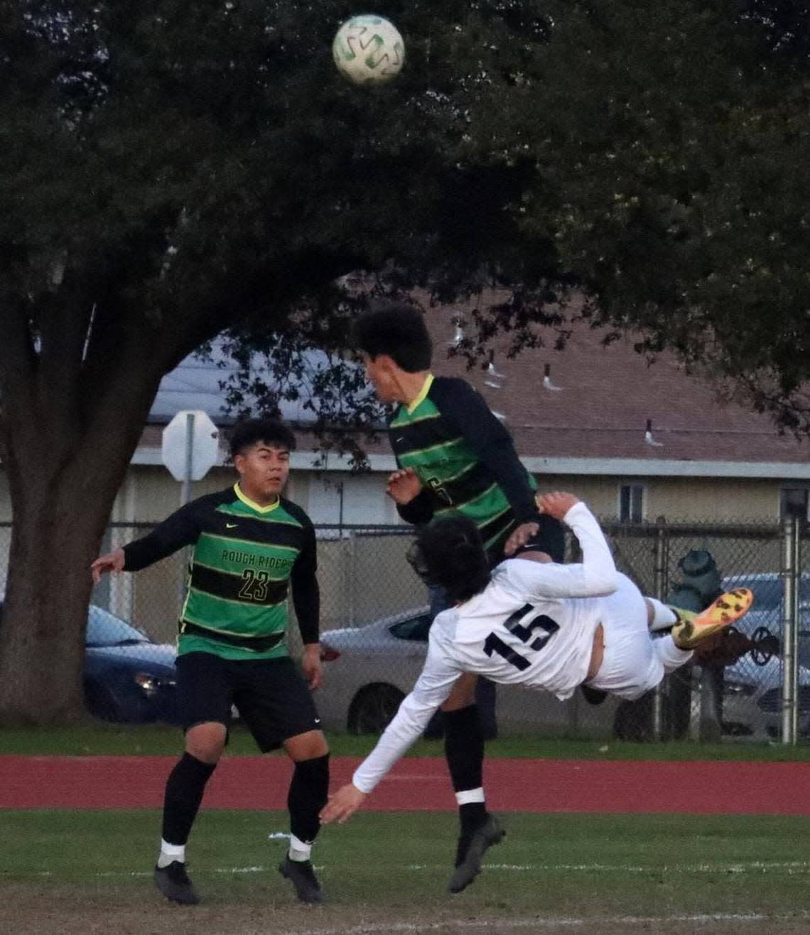 Sunnyside High sophomore Andrew Iraheta attempts an acrobatoc shot against the Roosevelt High defender Gavin Jiménez during a CMAC/NYL match Jan. 25, 2023. The try failed, but Sunnyside improved to 19-1-3 (7-0) with a 5-1 win.