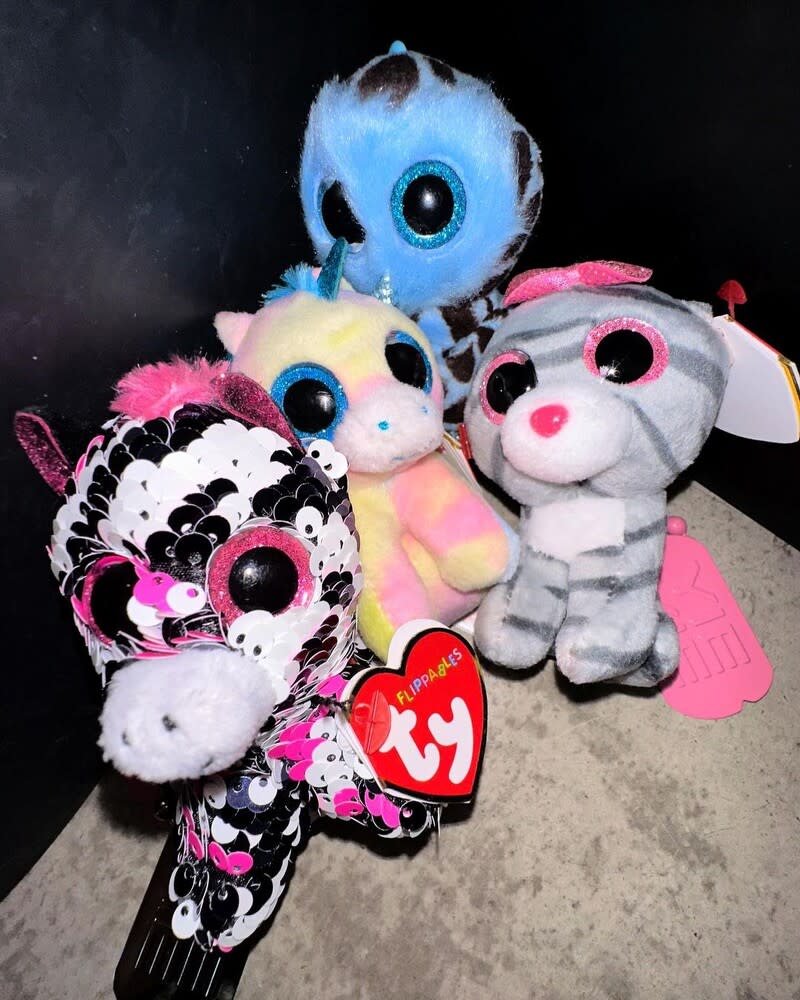 YIE YIE也有與日本TY Toys公司合作，推出一系列動物造型的包包掛飾
