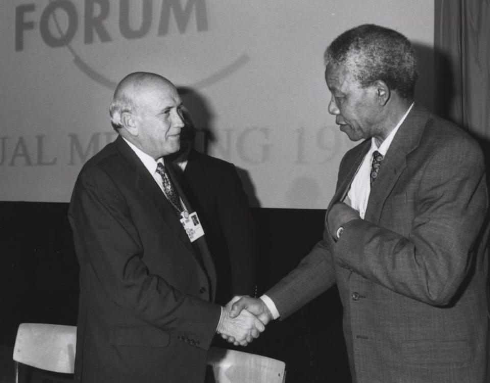 F.W. de Klerk and Nelson Mandela shake hands at the annual meeting of the World Economic Forum held in Davos in January 1992. Wold Economic Forum/Wikipedia