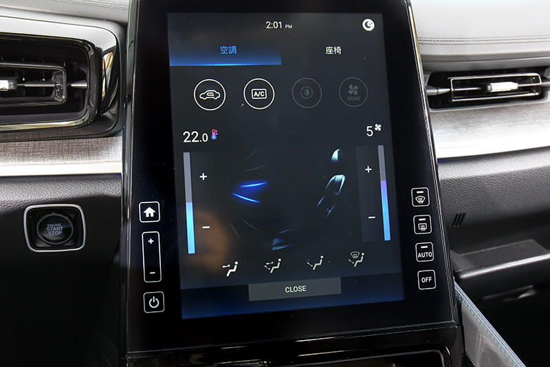 所有功能都整合至10.4吋中控螢幕，也有支援Apple CarPlay與Android Auto(2023年開通)連接。