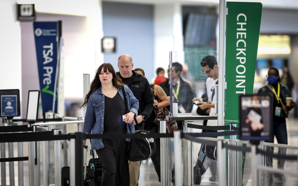 Image: Florida Judge Overturns CDC's Travel Mask Mandate (Justin Sullivan / Getty Images)