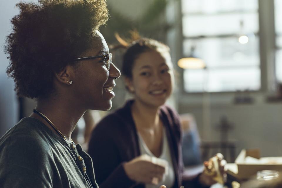 Aristóteles dice que las amistades deben cultivarse y mantenerse mediante actividades. <a href="https://www.gettyimages.com/detail/photo/female-friends-spending-leisure-time-while-talking-royalty-free-image/1406476113?phrase=friends&adppopup=true" rel="nofollow noopener" target="_blank" data-ylk="slk:The Good Brigade/DigitalVision via Getty Images;elm:context_link;itc:0;sec:content-canvas" class="link ">The Good Brigade/DigitalVision via Getty Images</a>