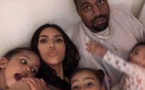 Mit dem Namen Psalm ist der jüngste Spross der Familie Kardashian-West in bester Gesellschaft: Kim Kardashian und Kanye West haben ihre älteste Tochter 2013 North (Nord) genannt, ihr Bruder Saint (Heiliger) folgte 2015. Kind Nummer drei wurde 2018 nach der Heimatstadt ihres Vaters benannt: Chicago. (Bild: www.instagram.com/kimkardashian)