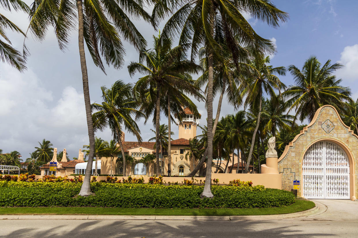 Simpatizantes de Trump el martes en Palm Beach, Florida, no lejos de Mar-a-Lago. (Saul Martinez/The New York Times)