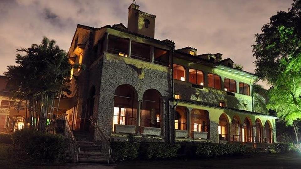 Explore la historia de Deering Estate y viaje al pasado en un Tour del Fantasma Histórico.