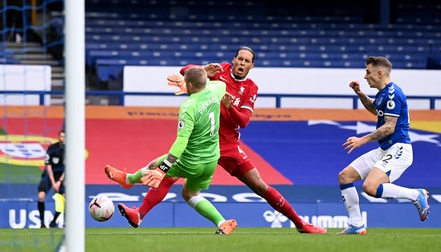 Jordan Pickford got away with a wild challenge on Virgil Van Dijk