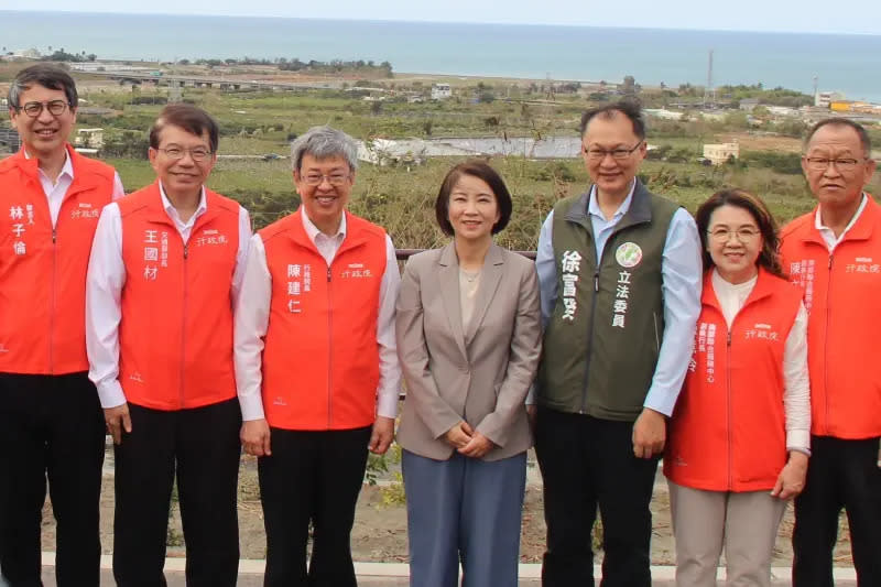 ▲院長陳建仁、縣長周春米、交通部長王國材、立委徐富癸等一同視察屏南快速道路的規劃進度。（圖／屏東縣府提供）