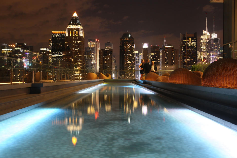 Terraza del hotel Kimpton Ink48. Foto: Getty Images.