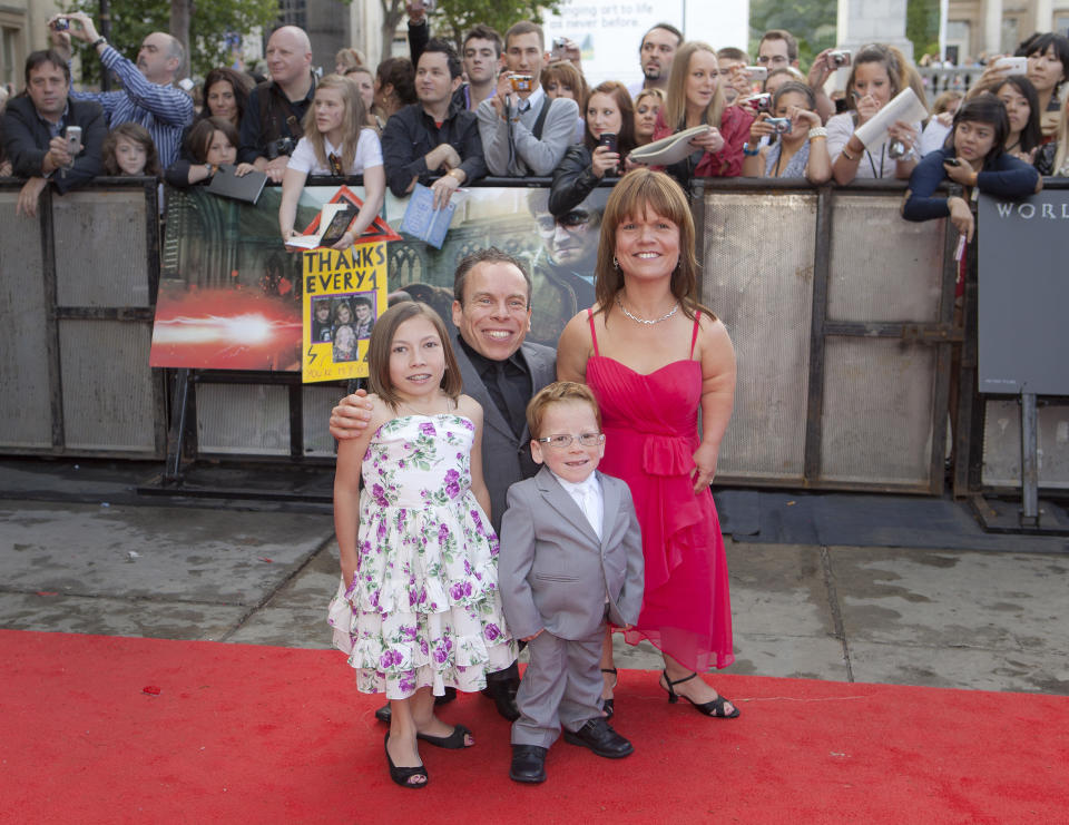 瓦威克戴維斯（左2）與妻子薩曼莎戴維斯（右）2011年帶著全家人出席《哈利波特：死神的聖物Ⅱ》首映。（圖／美聯社）