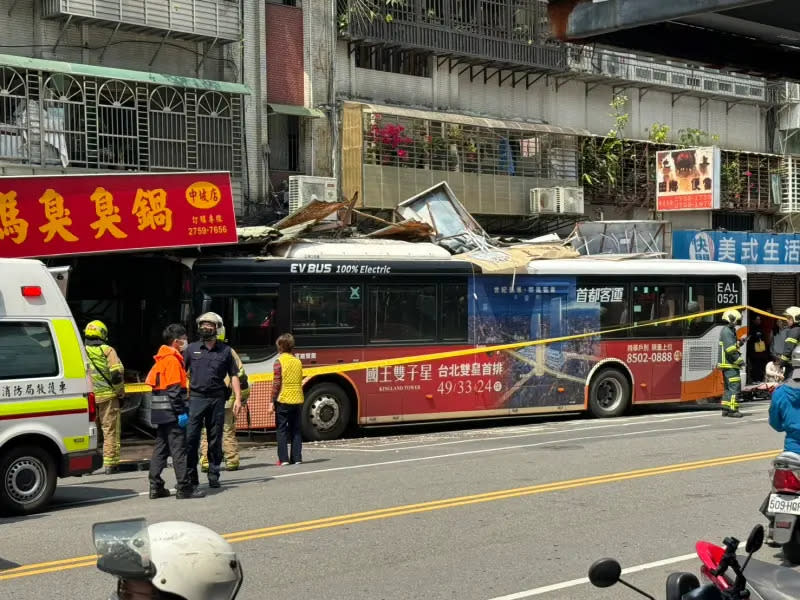 ▲一輛首都客運信義幹線公車行經台北市中坡南路時，不明原因失控衝撞路邊店家。（圖／資料照片）