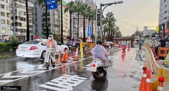 臺南因鋒面影響仁德區與東區周邊降下暴雨，南鐵地下化施工影響大同地下道排水功能，市府通報各單位封閉、抽排，並要求相關單位加速改善。（記者李嘉祥攝）