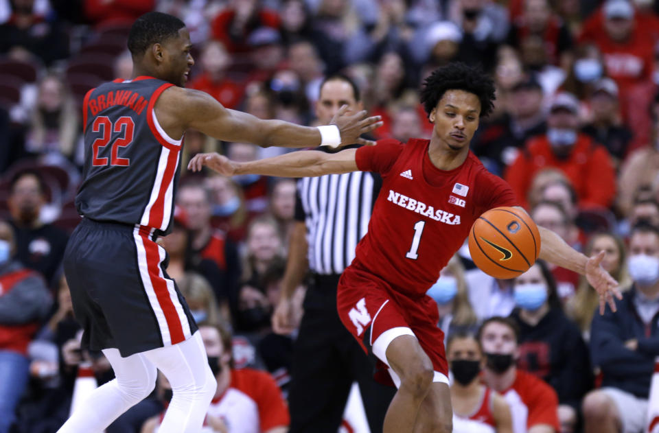 Nebraska guard Alonzo Verge, right, chases a loose ball in front of Ohio State guard Malaki Branham during the second half of an NCAA college basketball game in Columbus, Ohio, Tuesday, March 1, 2022. Nebraska won 78-70. (AP Photo/Paul Vernon)