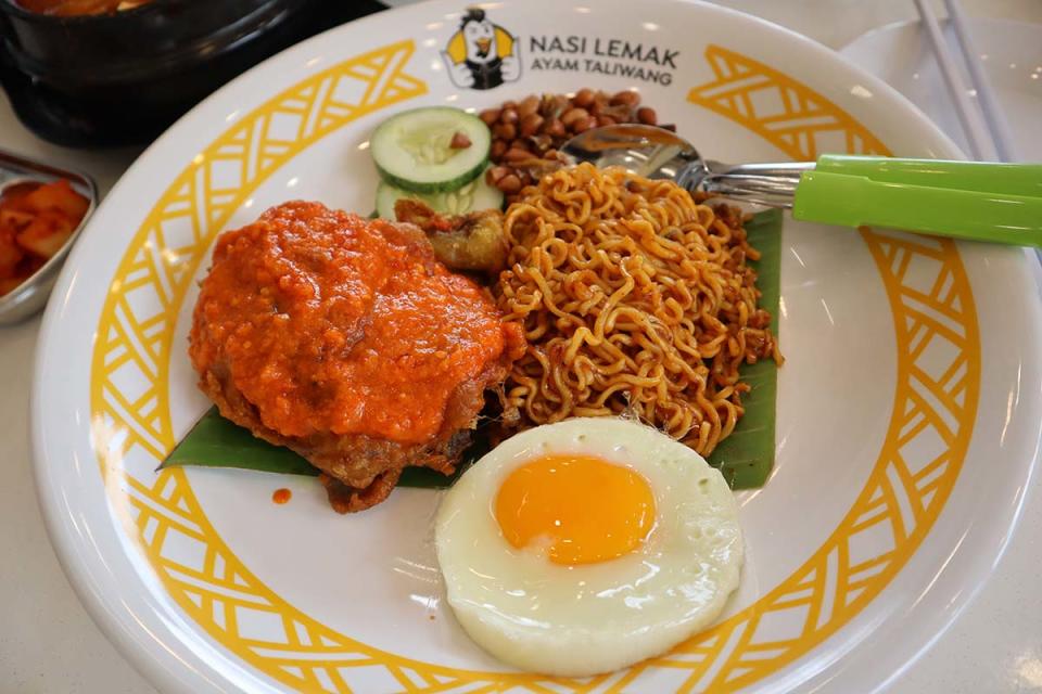 SG Kopitiam - nasi lemak ayam taliwang indomie