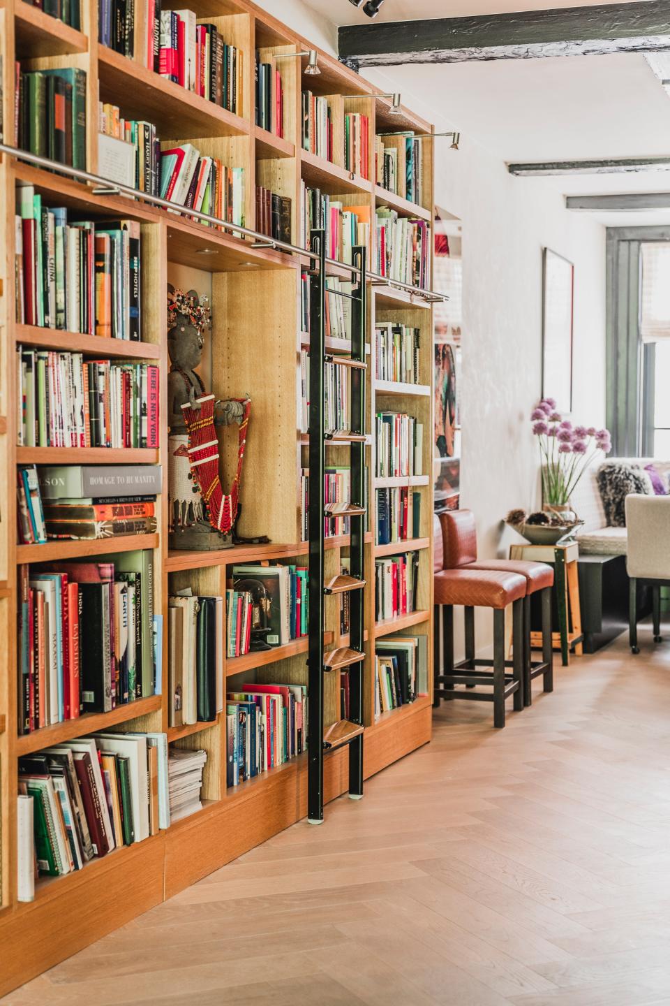 “Nowadays you find many projects without bookcases, but I believe you can know a person by the books they read,” she says. The two leather barstools are by Marie’s Corner and the wooden stool by Piet Hein Eek.