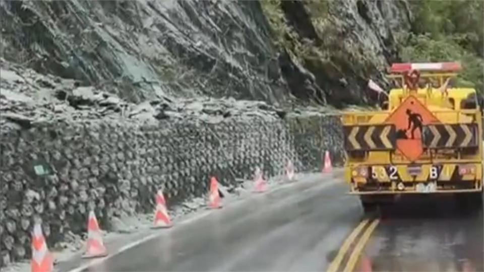 連日降雨+地震頻繁山區落石多　台8線166.8km處邊坡滑落阻交通