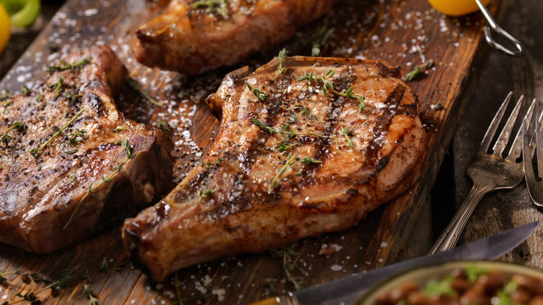 Grilled pork chops with salt and herbs