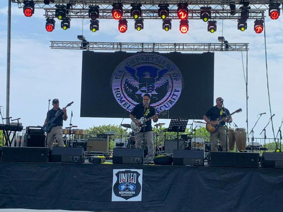 La banda Insites, compuesta por empleados del Departamento de Seguridad Nacional de Estados Unidos (DHS), presentándose en United First Responders MusicFest en Miami Beach el sábado 5 de marzo de 2023.